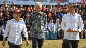 Momen Jokowi Didampingi Ganjar Kunjungi SMKN Gratis di Semarang