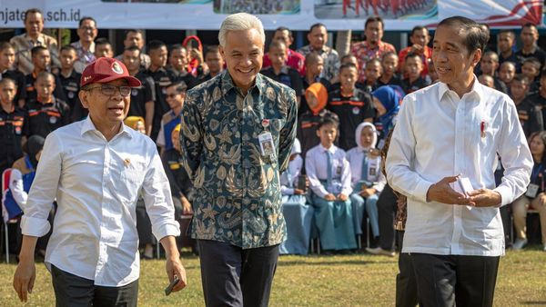 Momen Jokowi Didampingi Ganjar Kunjungi SMKN Gratis di Semarang