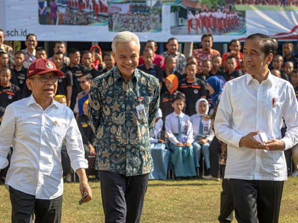 Momen Jokowi Didampingi Ganjar Kunjungi SMKN Gratis di Semarang