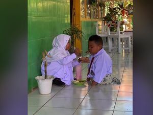 Momen Siswa SD di Gowa Bikin Haru, Suapi Temanya yang Disabilitas
