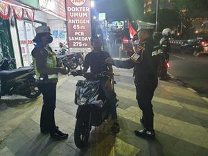 Surprise! Pemotor Lawan Arah di Jalan Margonda Depok Kena Tilang