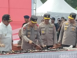 Ratusan Senpi Hasil Tindak Kejahatan Dimusnahkan dengan Cara Dipotong-potong