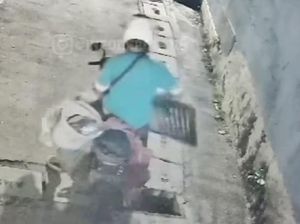 Terekam CCTV, Maling Penutup Gorong-gorong di Depok Diamankan Warga Terekam CCTV, Maling Penutup Gorong-gorong di Depok Diamankan Warga