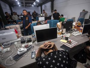 Momen Markas Love Scamming di Batam Digerebek, 88 WN China Ditangkap Momen Markas Love Scamming di Batam Digerebek, 88 WN China Ditangkap