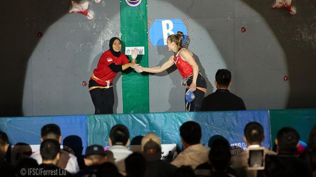 Piala Dunia Panjat Tebing Atlet speed putri Indonesia Aries Susanti Rahayu juara Piala Dunia Panjat Tebing IFSC 2018 mengalahkan Elena Timofeeva di Chongqing, China.