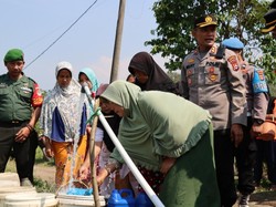 Polres Pandeglang Bagikan Air Bersih ke Warga Terdampak Kekeringan