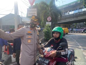 Kapolsek Mampang Cegat Pemotor Lawan Arah: Bahaya, Putar Balik Pak!