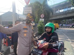 Kapolsek Mampang Cegat Pemotor Lawan Arah: Bahaya, Putar Balik Pak!