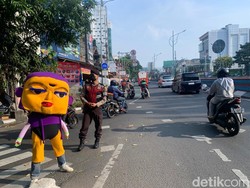 Polisi Gandeng Badut Mampang Tertibkan Pemotor Lawan Arah