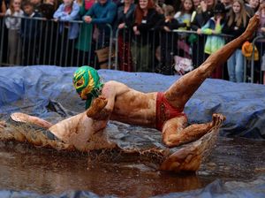 Potret Uniknya Kejuaraan Dunia Gulat dalam Kuah Daging Potret Uniknya Kejuaraan Dunia Gulat dalam Kuah Daging