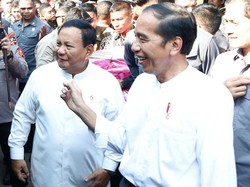 Momen Jokowi Kasih Jempol untuk Prabowo di Depan Ganjar Saat Blusukan