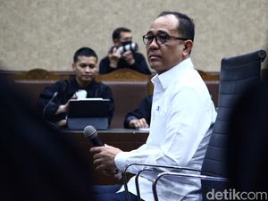 Rafael Alun Jelang Vonis Mario Dandy: Saya Cintai Dia Apa Pun yang Terjadi Rafael Alun Jelang Vonis Mario Dandy: Saya Cintai Dia Apa Pun yang Terjadi