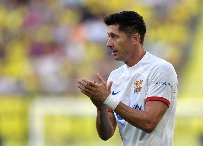 Soccer Football - LaLiga - Villarreal v FC Barcelona - Estadio de la Ceramica, Villarreal, Spain - August 27, 2023 FC Barcelonas Robert Lewandowski reacts REUTERS/Pablo Morano