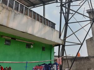 Santainya Warga Jemur Pakaian di Tiang SUTET Sampai Bikin Tenda Hajatan