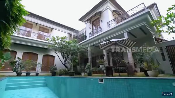 8 Potret Rumah Sementara Rina Nose, Ngontrak Tapi Tak Kalah Mewah