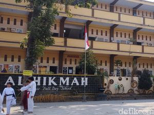 Guru Perekam Video Viral Ungkap Alasan Siswa SD Blitar Salat Jemaah di KA Guru Perekam Video Viral Ungkap Alasan Siswa SD Blitar Salat Jemaah di KA