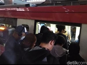 Ukuran Pintu Tak Cukup Tinggi, Banyak Penumpang Menunduk Saat Masuk LRT Ukuran Pintu Tak Cukup Tinggi, Banyak Penumpang Menunduk Saat Masuk LRT