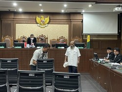 Lukas Enembe Ngamuk hingga Lempar Mik saat Sidang, Pengacara Minta Cek Tensi