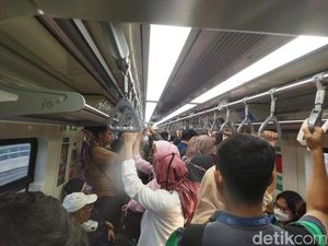 Ramainya LRT Jabodebek Saat Berangkat Kerja, Banyak Penumpang Berdiri