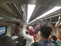 Ramainya LRT Jabodebek Saat Berangkat Kerja, Banyak Penumpang Berdiri