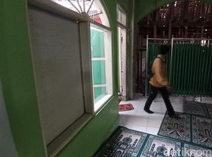 Polisi Buru Pemuda Mabuk Perusak Masjid di Tasikmalaya Polisi Buru Pemuda Mabuk Perusak Masjid di Tasikmalaya