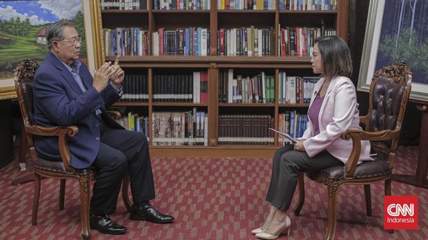 Presiden keenam Republik Indonesia Susilo Bambang Yudhoyono saat melakukan sesi wawancara dengan CNN Indonesia di kediamannya. Jawa Barat, Selasa, 29 Agustus 2023. (CNN Indonesia/Adhi Wicaksono)