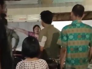 Ulah Wanita Bubarkan Ibadah Jemaat Gereja, Ngaku Pemilik Rumah-Pecahkan Jendela Ulah Wanita Bubarkan Ibadah Jemaat Gereja, Ngaku Pemilik Rumah-Pecahkan Jendela