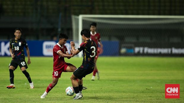 Timnas U17 Indonesia melawan Korea Selatan U17 pada laga uji coba sebagai persiapan menuju Piala Dunia U17 2023 di Stadion Patriot Candrabhaga, Bekasi, Rabu (30/8/2023). CNN Indonesia/Adi Ibrahim