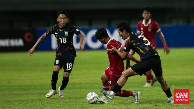 Timnas U17 Indonesia melawan Korea Selatan U17 pada laga uji coba sebagai persiapan menuju Piala Dunia U17 2023 di Stadion Patriot Candrabhaga, Bekasi, Rabu (30/8/2023). CNN Indonesia/Adi Ibrahim