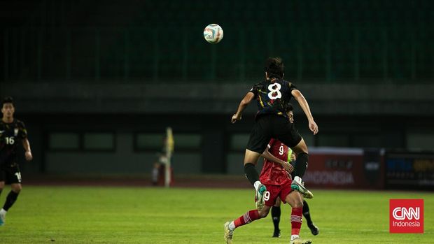 Timnas U17 Indonesia melawan Korea Selatan U17 pada laga uji coba sebagai persiapan menuju Piala Dunia U17 2023 di Stadion Patriot Candrabhaga, Bekasi, Rabu (30/8/2023). CNN Indonesia/Adi Ibrahim