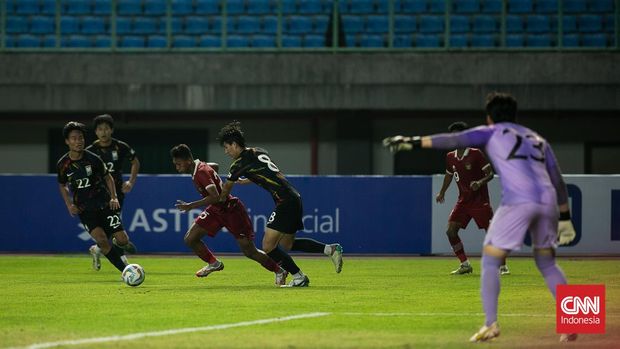 Timnas U17 Indonesia melawan Korea Selatan U17 pada laga uji coba sebagai persiapan menuju Piala Dunia U17 2023 di Stadion Patriot Candrabhaga, Bekasi, Rabu (30/8/2023). CNN Indonesia/Adi Ibrahim