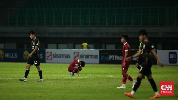 Timnas U17 Indonesia melawan Korea Selatan U17 pada laga uji coba sebagai persiapan menuju Piala Dunia U17 2023 di Stadion Patriot Candrabhaga, Bekasi, Rabu (30/8/2023). CNN Indonesia/Adi Ibrahim