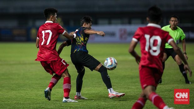 Timnas U17 Indonesia melawan Korea Selatan U17 pada laga uji coba sebagai persiapan menuju Piala Dunia U17 2023 di Stadion Patriot Candrabhaga, Bekasi, Rabu (30/8/2023). (CNN Indonesia/Adi Ibrahim)