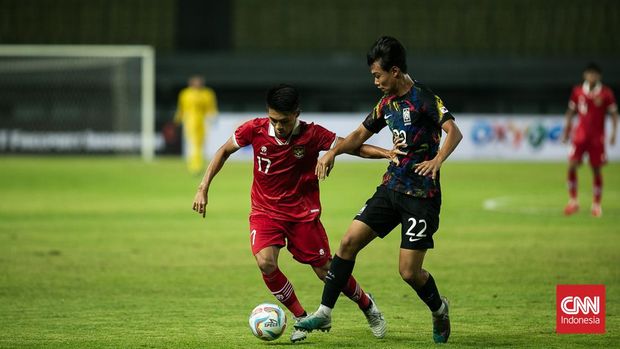 Timnas U17 Indonesia melawan Korea Selatan U17 pada laga uji coba sebagai persiapan menuju Piala Dunia U17 2023 di Stadion Patriot Candrabhaga, Bekasi, Rabu (30/8/2023). (CNN Indonesia/Adi Ibrahim)