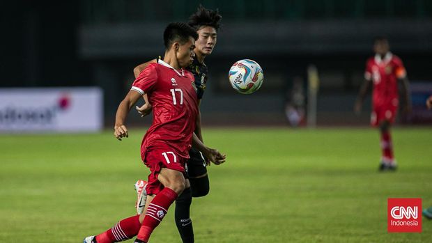 Timnas U17 Indonesia melawan Korea Selatan U17 pada laga uji coba sebagai persiapan menuju Piala Dunia U17 2023 di Stadion Patriot Candrabhaga, Bekasi, Rabu (30/8/2023). (CNN Indonesia/Adi Ibrahim)