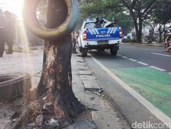 Diduga Mengantuk, Pemotor Tewas Usai Tabrak Pohon di Juanda Depok