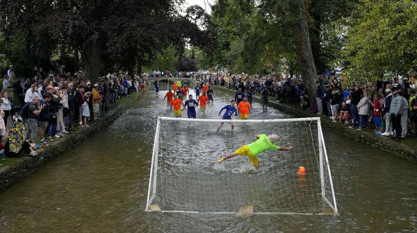 Tradisi Ratusan Tahun, Begini Serunya Main Bola di Sungai Windrush Inggris