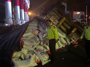Truk Angkut Beras Terguling di Tugu Kujang Bogor, Pagar Pembatas Jalan Rusak