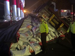 Truk Angkut Beras Terguling di Tugu Kujang Bogor, Pagar Pembatas Jalan Rusak