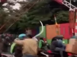Viral, Tawuran Perang Petasan di Depan GOR Ciracas Jaktim