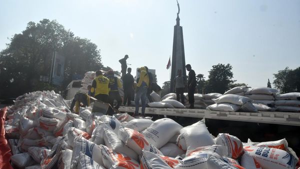 Waduh, Beras Bulog Tumpah di Jalan Kota Bogor