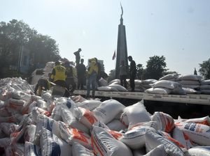 Waduh, Beras Bulog Tumpah di Jalan Kota Bogor Waduh, Beras Bulog Tumpah di Jalan Kota Bogor