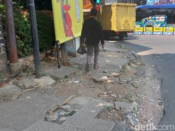 Trotoar di Jalan Pasir Kaliki Bandung Rusak Parah