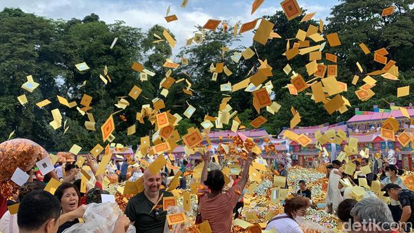 Antusiasme Warga Tionghoa Meriahkan Festival Hantu Lapar