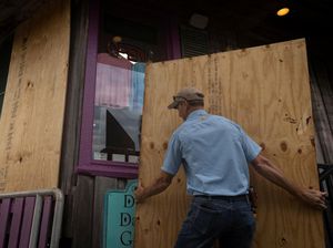 Warga Florida Bersiap Hadapi Badai Idalia