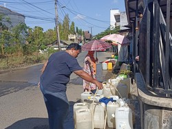 PDAM Makassar Tak Mengalir, Penjual Air Jeriken Raup Cuan Rp 1 Juta Sehari