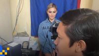 Gaya Agnez Mo Urus e-KTP Sendiri yang Jadi Sorotan