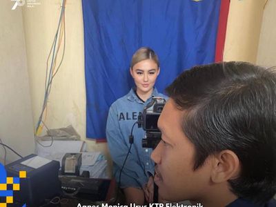 Gaya Agnez Mo Urus e-KTP Sendiri yang Jadi Sorotan