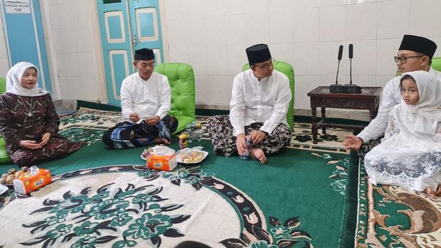 Anies Baswedan mengunjungi kediaman mendiang Abdurrahman Wahid atau Gus Dur di Jombang, Jawa Timur, Kamis (31/8).