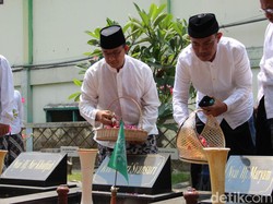 Anies Juga Ziarah ke Makam Ayah Cak Imin di Jombang